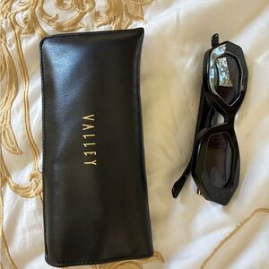 Valley Eyewear Black Geometric Frame Sunglasses with Black Case